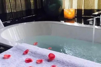 深圳龙华区水疗池中的失重冥想：当身体学会漂浮